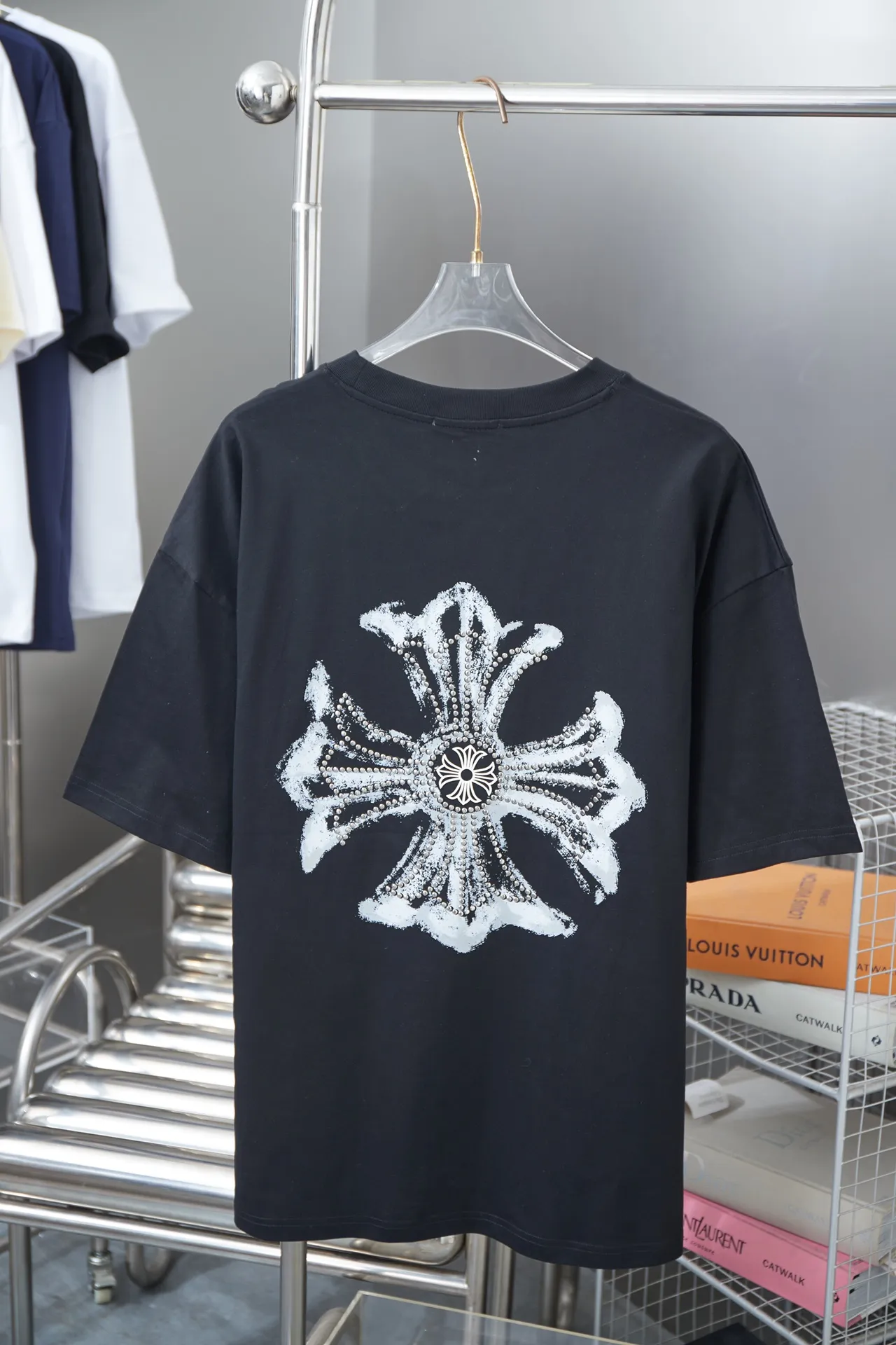🅿️200 Chrome Hearte 25SS early spring new model, printed hot diamond short sleeves, light luxury, a must-have item for daily commuting for men and women, correct version, welcome to compare, detailed features · 280 grams of 100% pure cotton double yarn jersey fabric · Special thickened 32 pieces of double-strand 1X1 thread in the same vat · Environmentally friendly screen hand printing ➕ Imported Australian matte pearl diamond ➕ Three-dimensional wow glue high temperature hot pressing · Double-needle sewing and cross-seam technology · Original main mark, washed tag, branded moisture-proof paper packaging Color: black/white/grey Size: S/M/L/XL